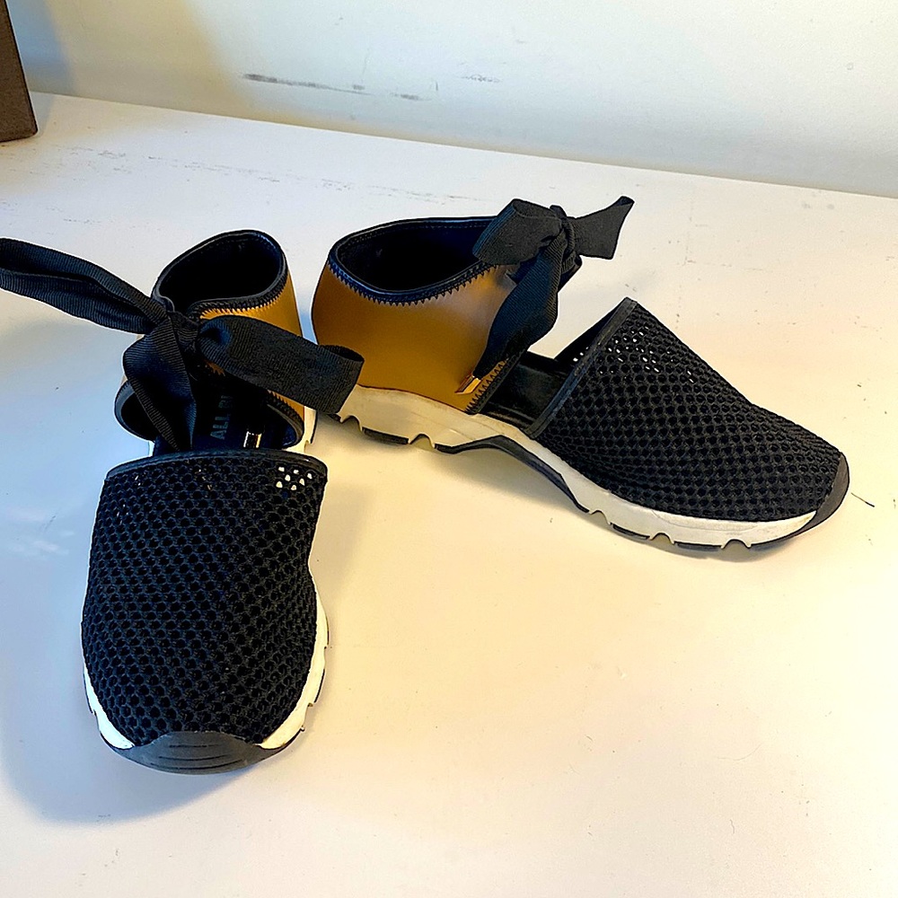 Mesh and tie gold and black sneakers